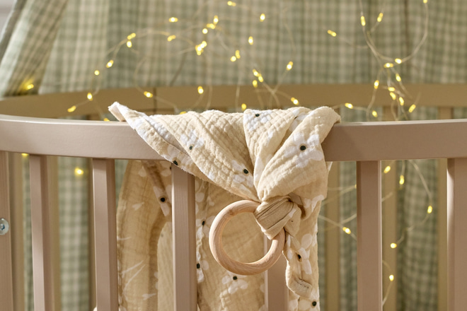 Muslin Comforter with Wooden Ring - Daisy - 3