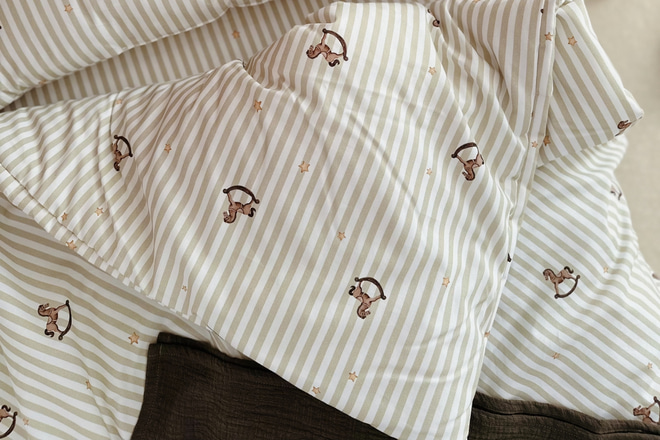 Sada přikrývky a polštáře 100 × 160 cm z bavlny s výplní – Rocking Horse - 6