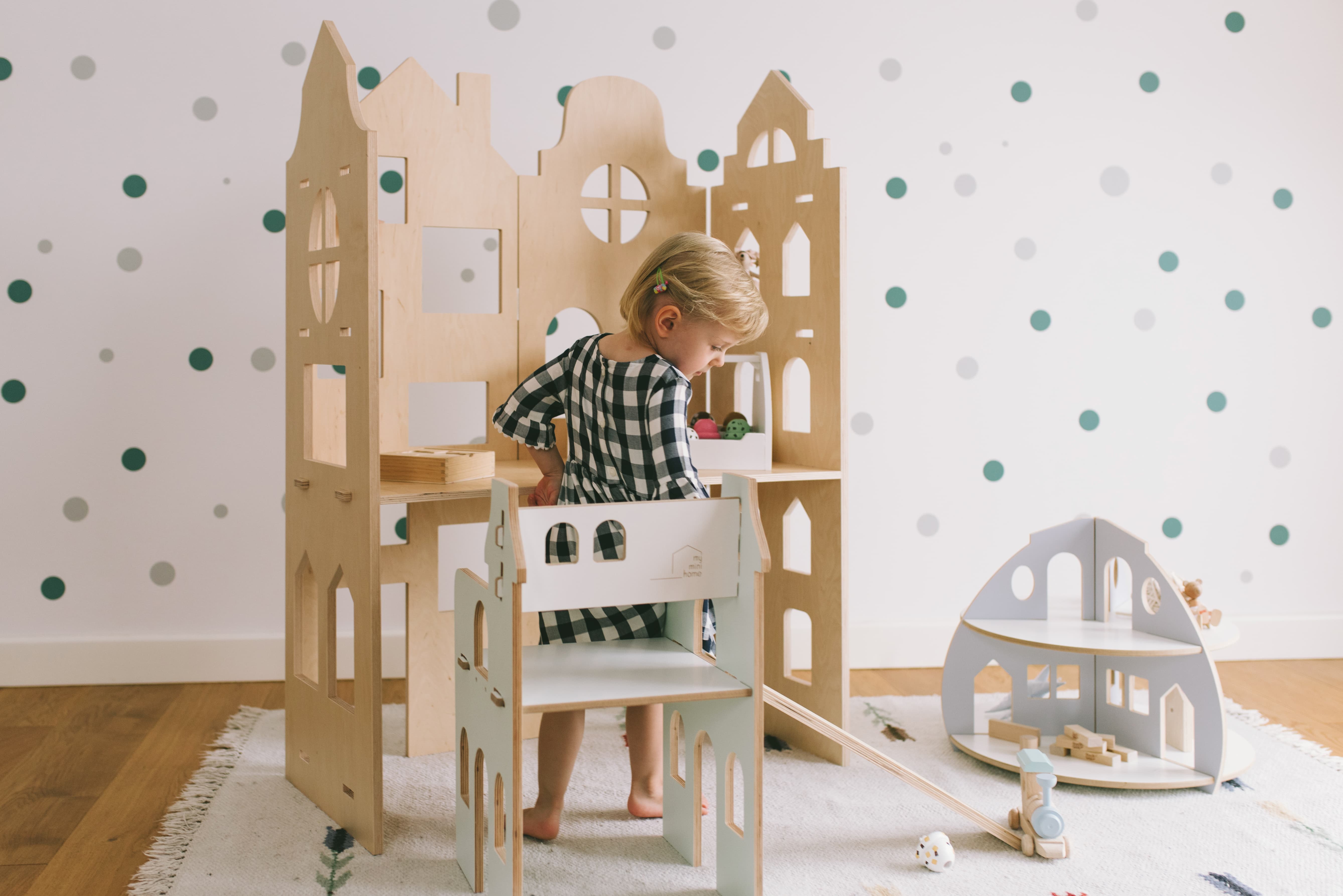 Screen Shelf & House Chair - Natural