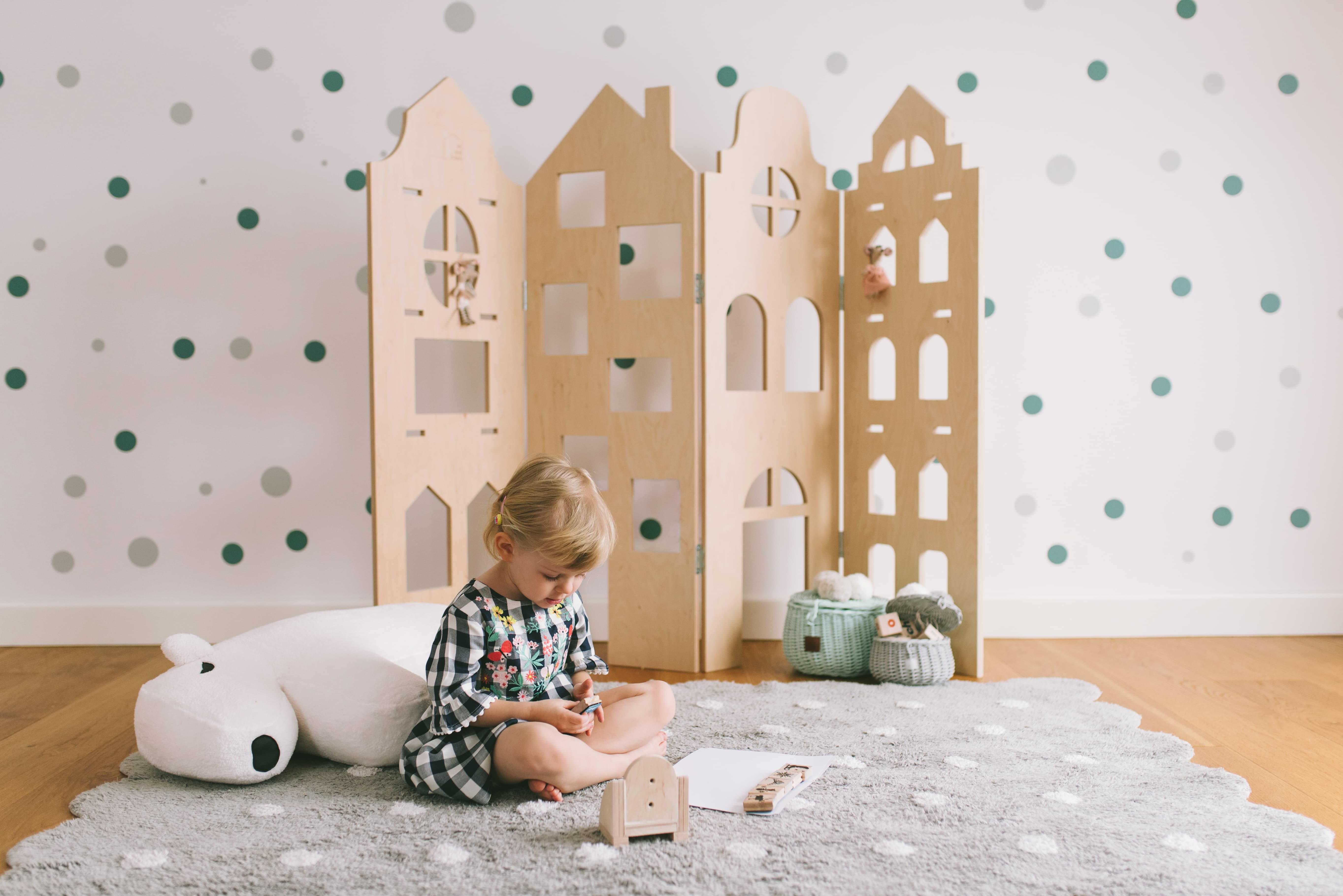 Screen Shelf & House Chair - Natural