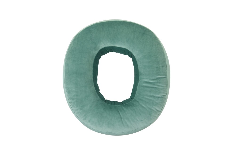 Coussin lettre en velours C menthe  Idée cadeau originale pour votre bébé.