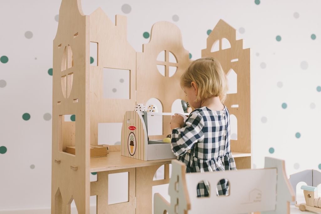 Screen Shelf & House Chair - Natural