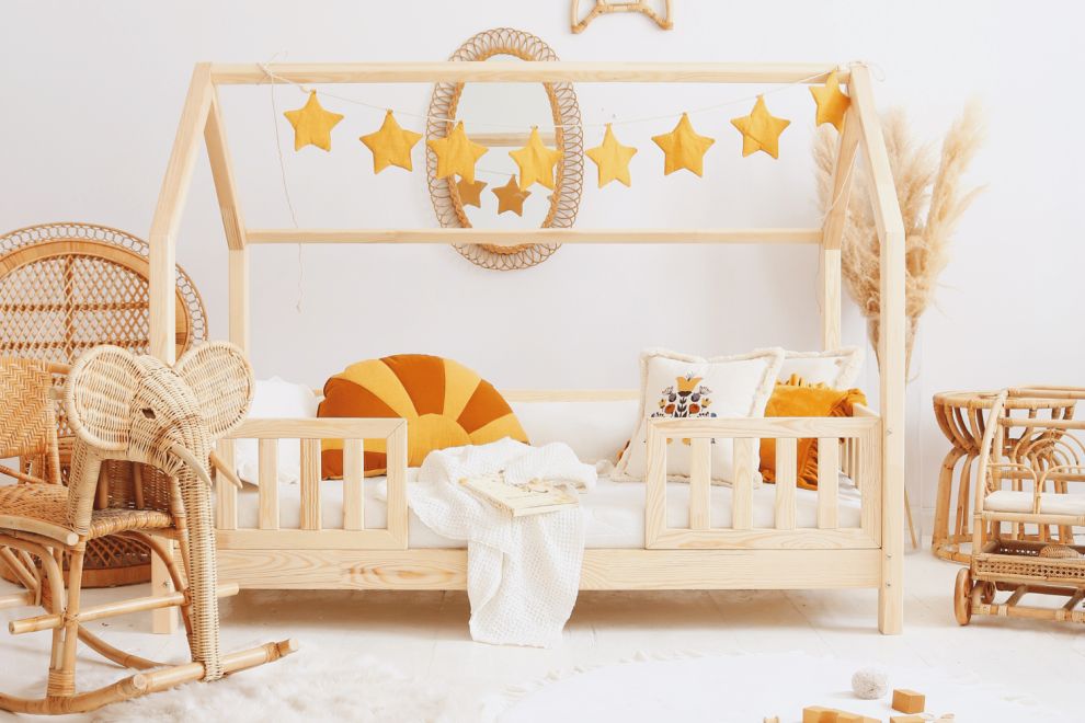 Lit-cabane d'enfant Montessori 70x140 cm avec linge de lit en beige