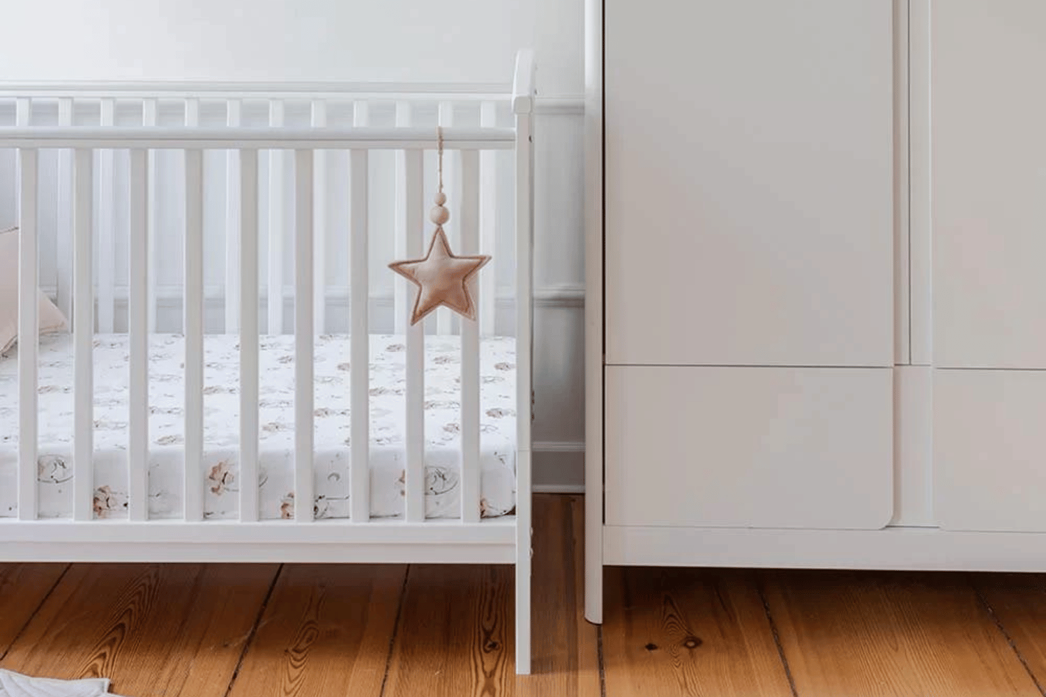 Babybett Starlight Cot 140x70 - Weiß