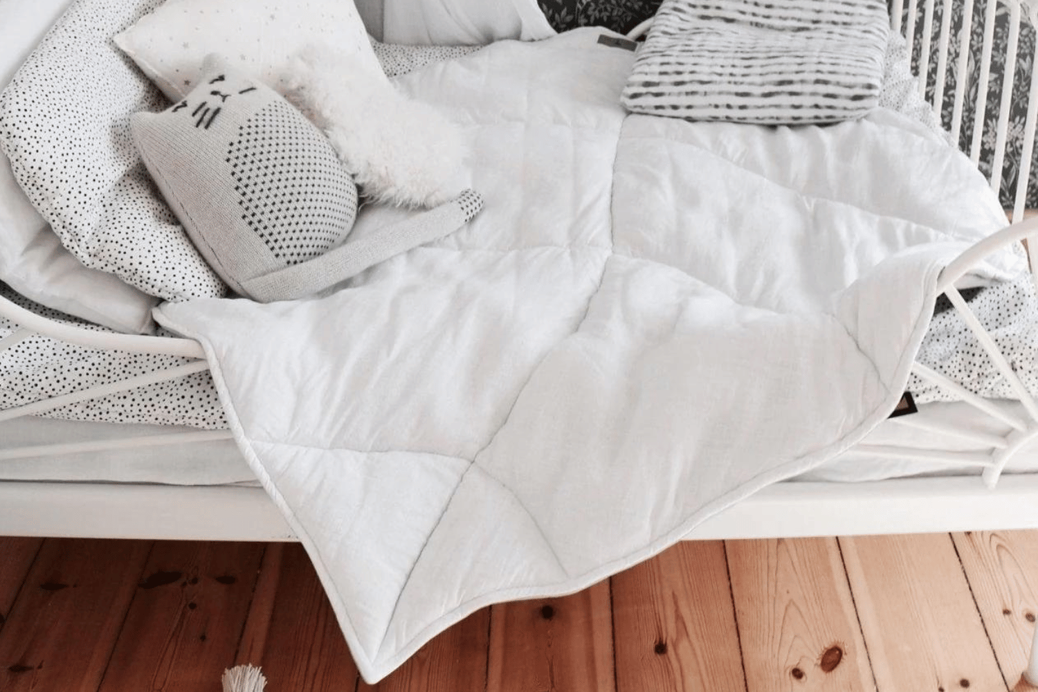 Linen Mat White & Grey Leaf