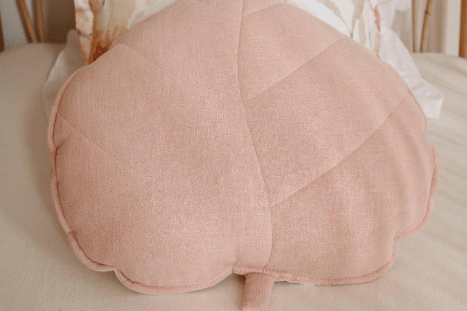 Coussin Feuille en Lin Rose Poudré