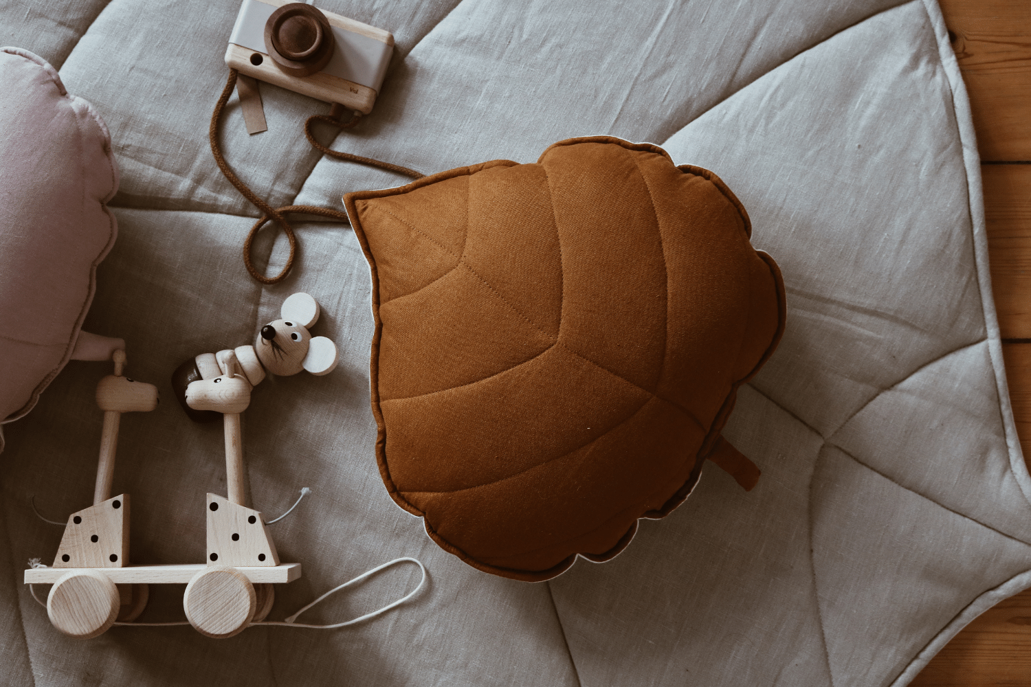 Coussin Feuille en Lin Caramel