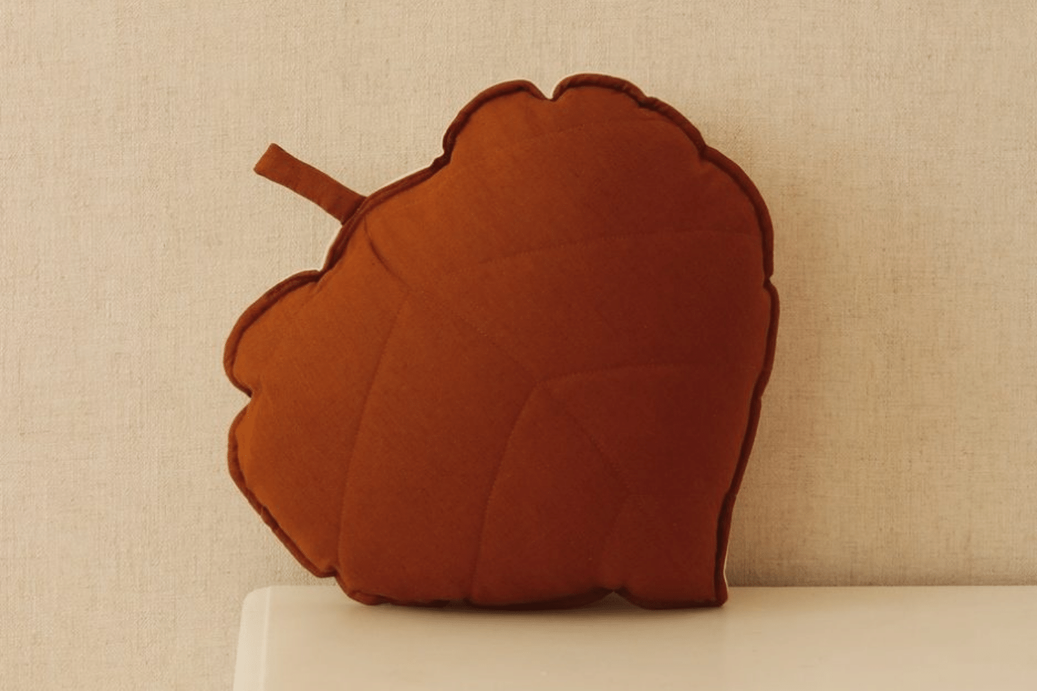 Coussin Feuille en Lin Caramel