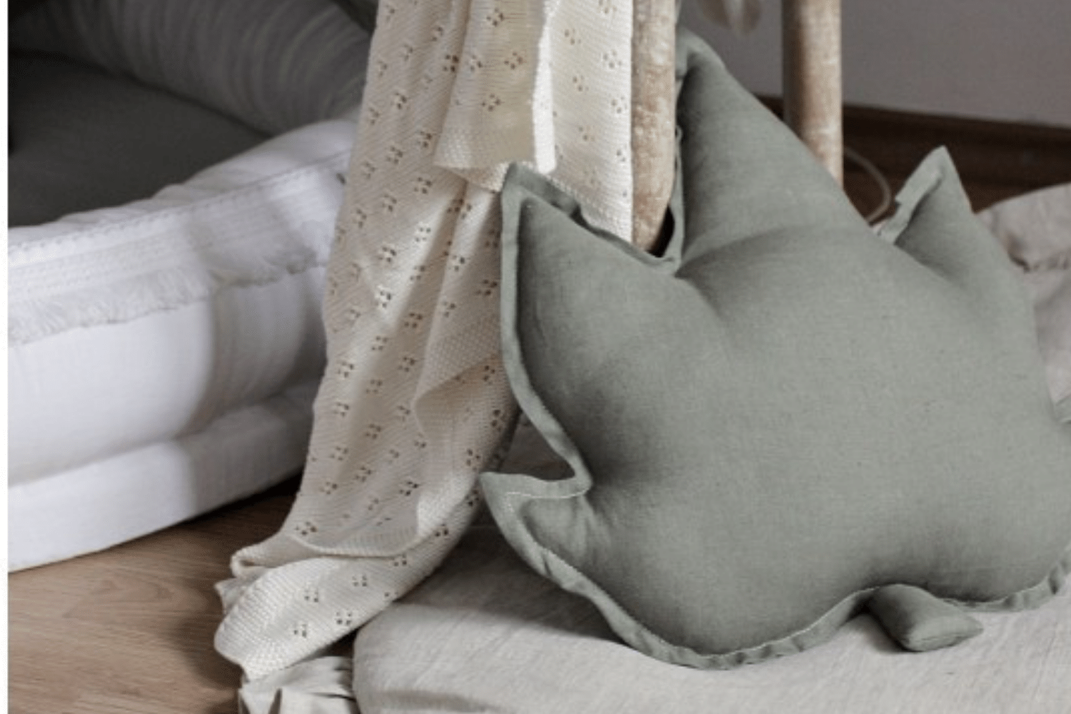 Coussin Feuille d’Érable en Lin Olive