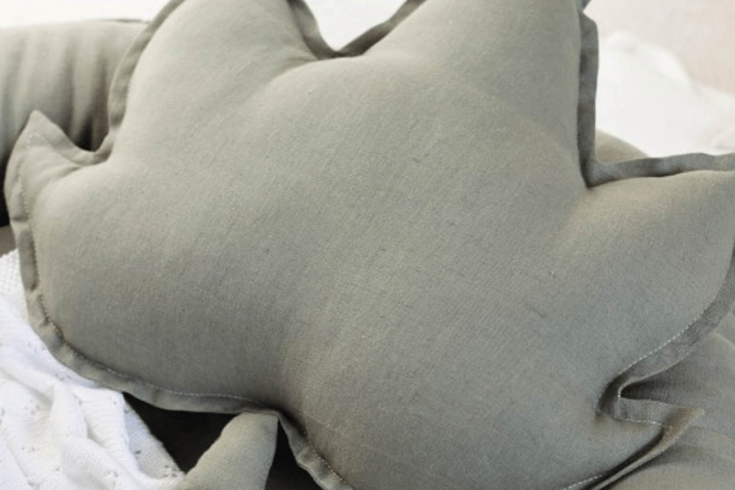 Coussin Feuille d’Érable en Lin Olive