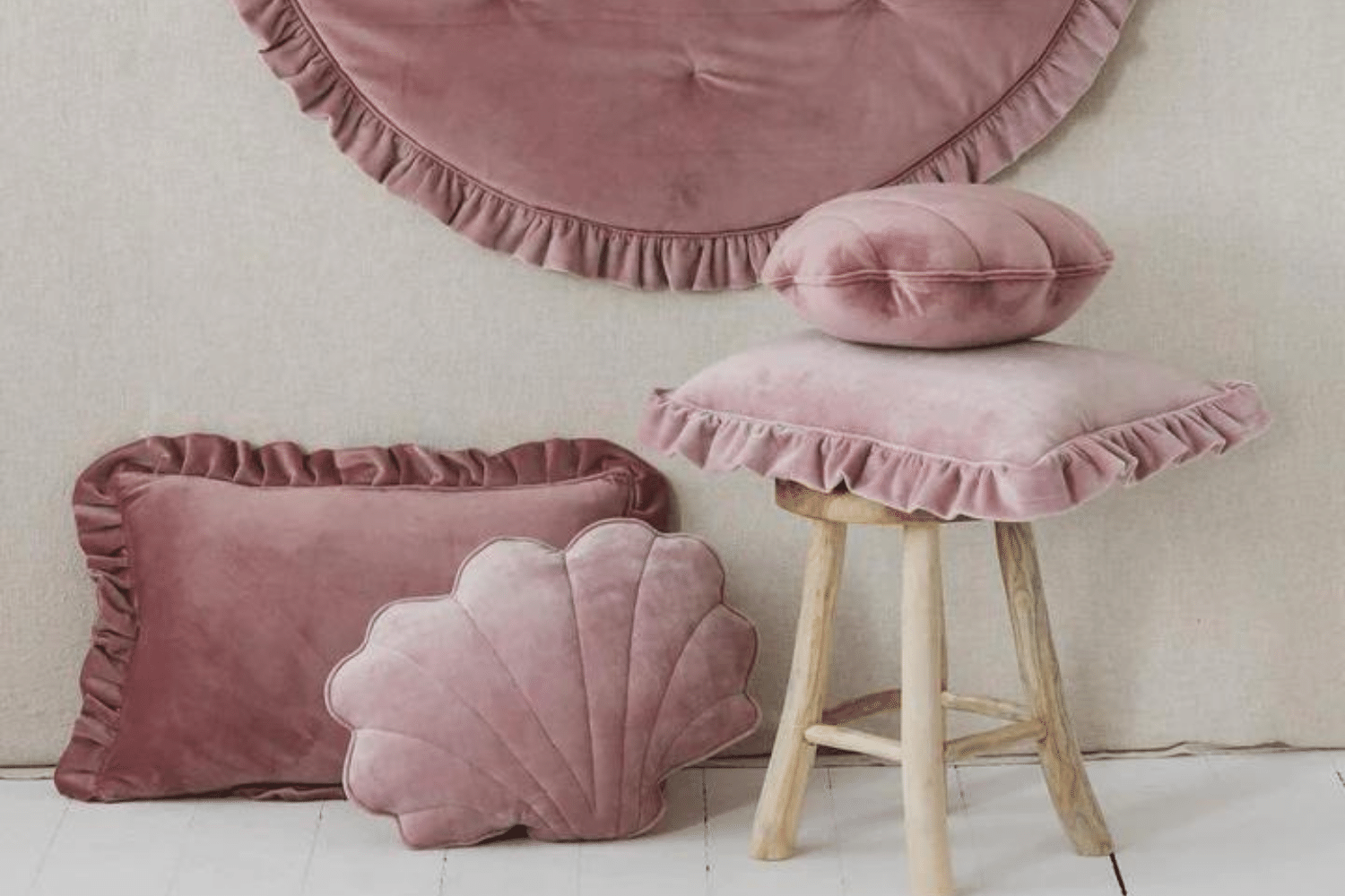 Coussin à Volants Soft Velours Rose Clair