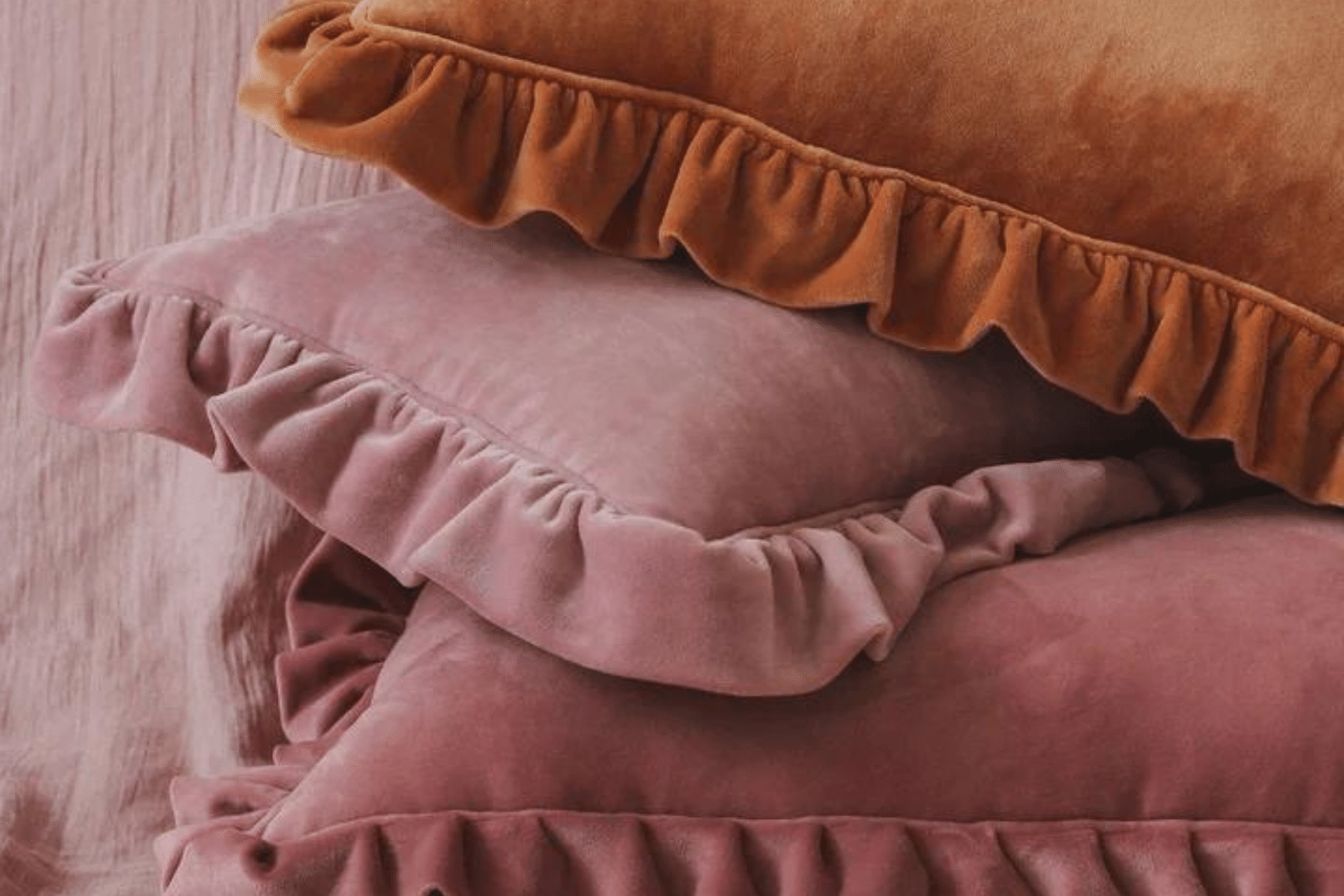 Coussin à Volants Soft Velours Rose Clair