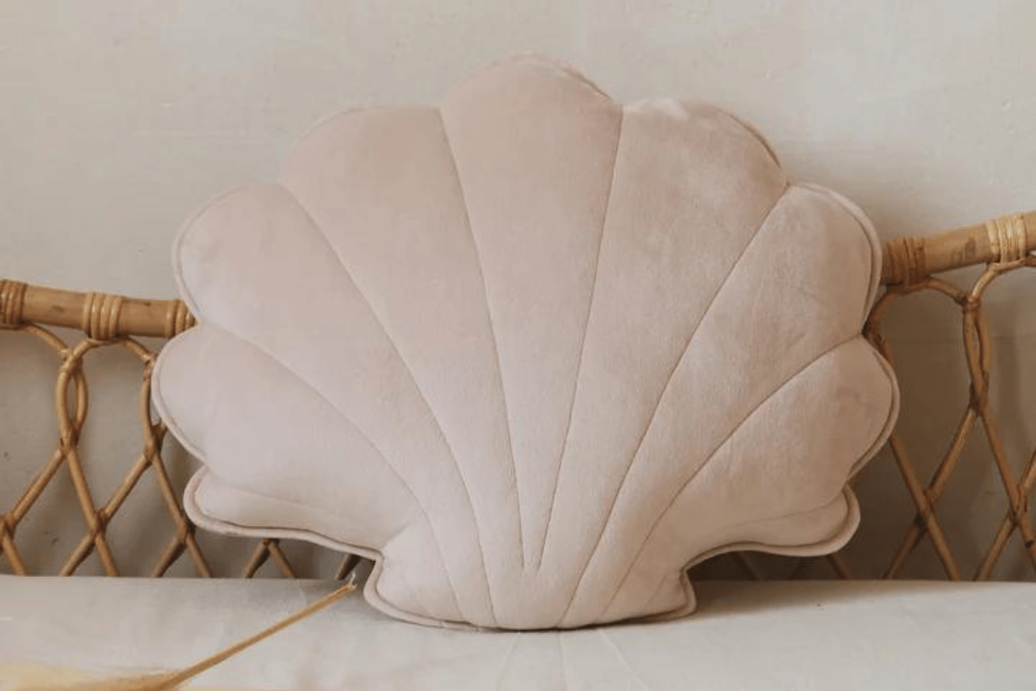 Coussin Coquillage en Soft Velours Latte 