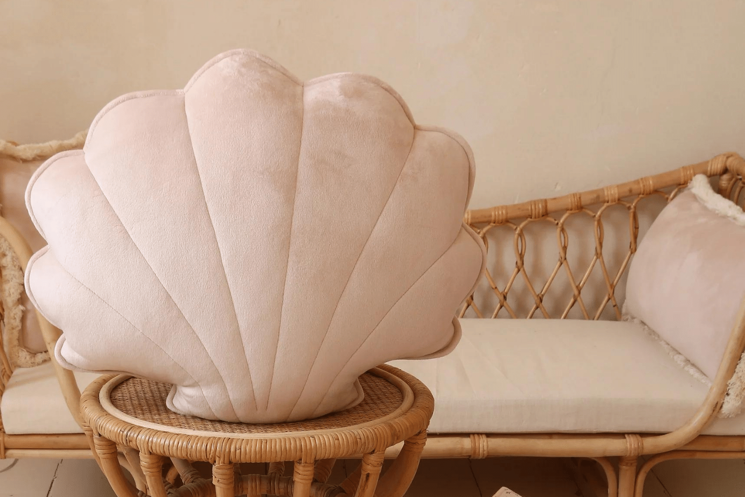 Coussin Coquillage en Soft Velours Latte 