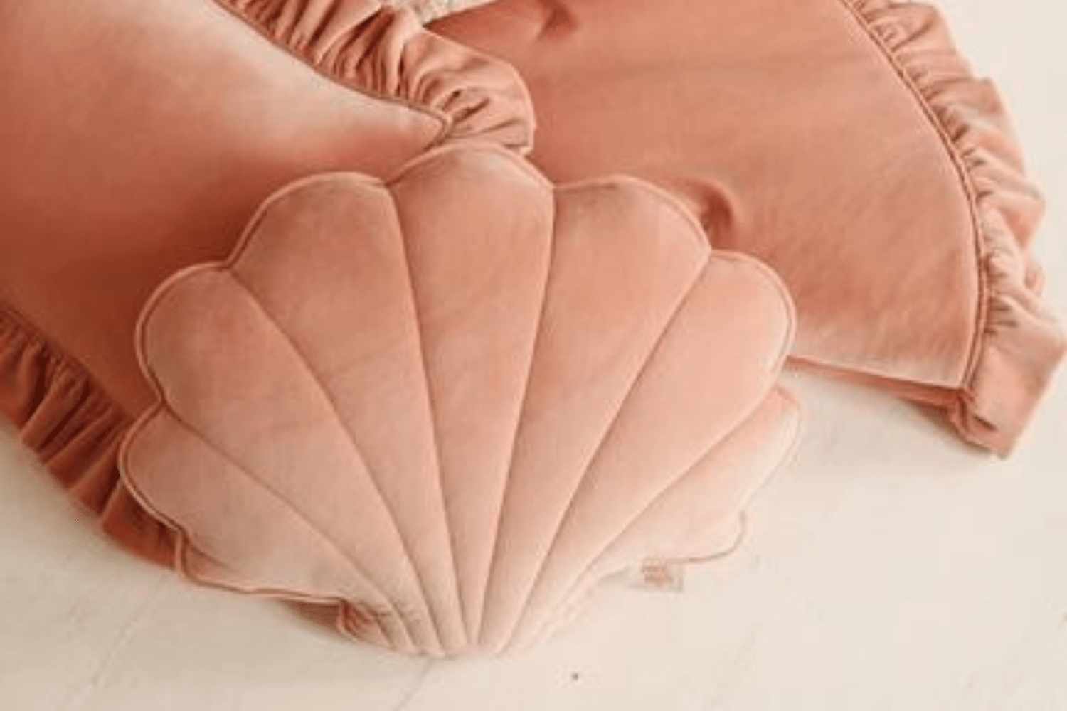 Coussin Coquillage en Soft Velours Pêche