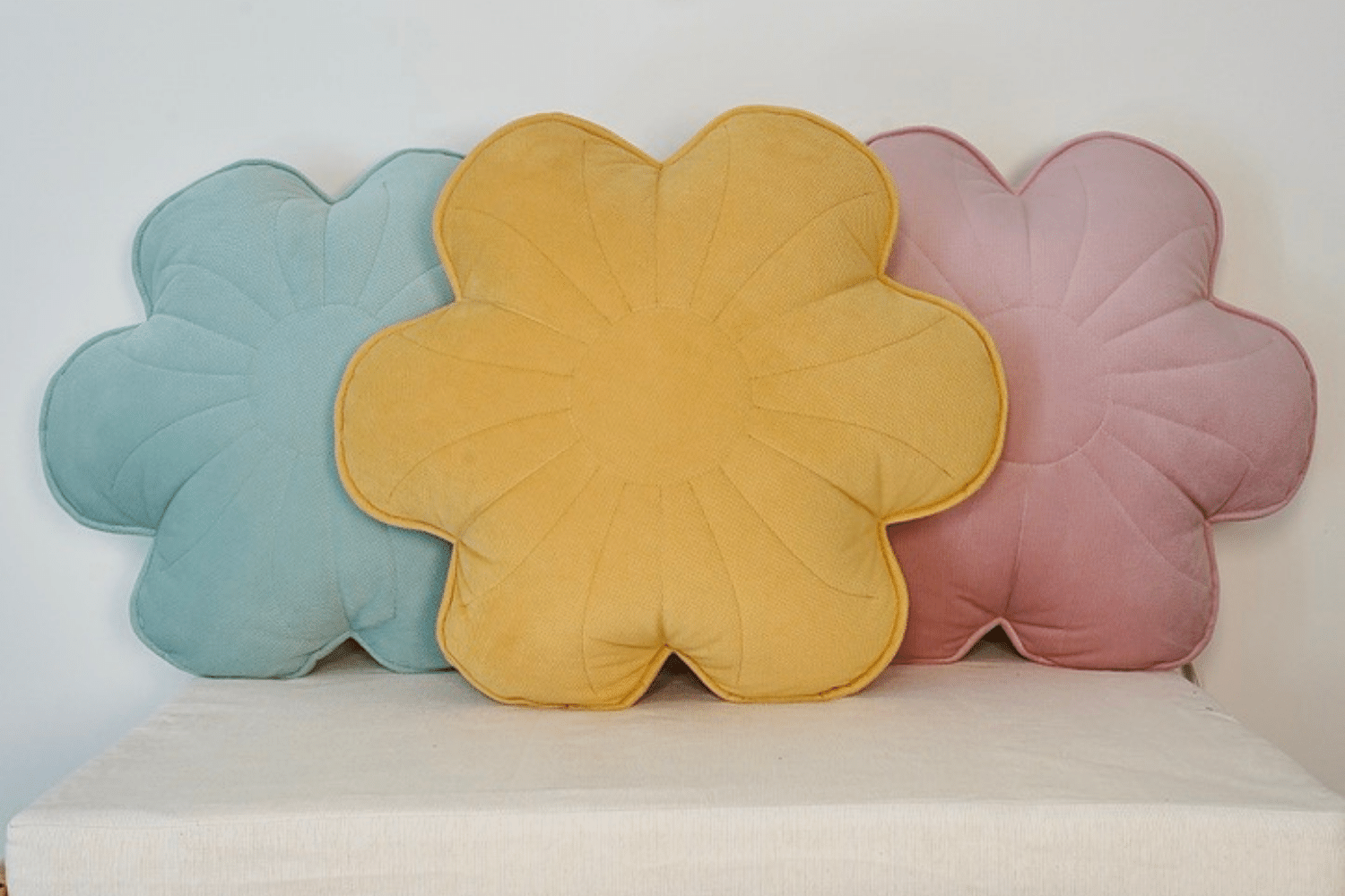 Coussin Fleur en Velours Miel