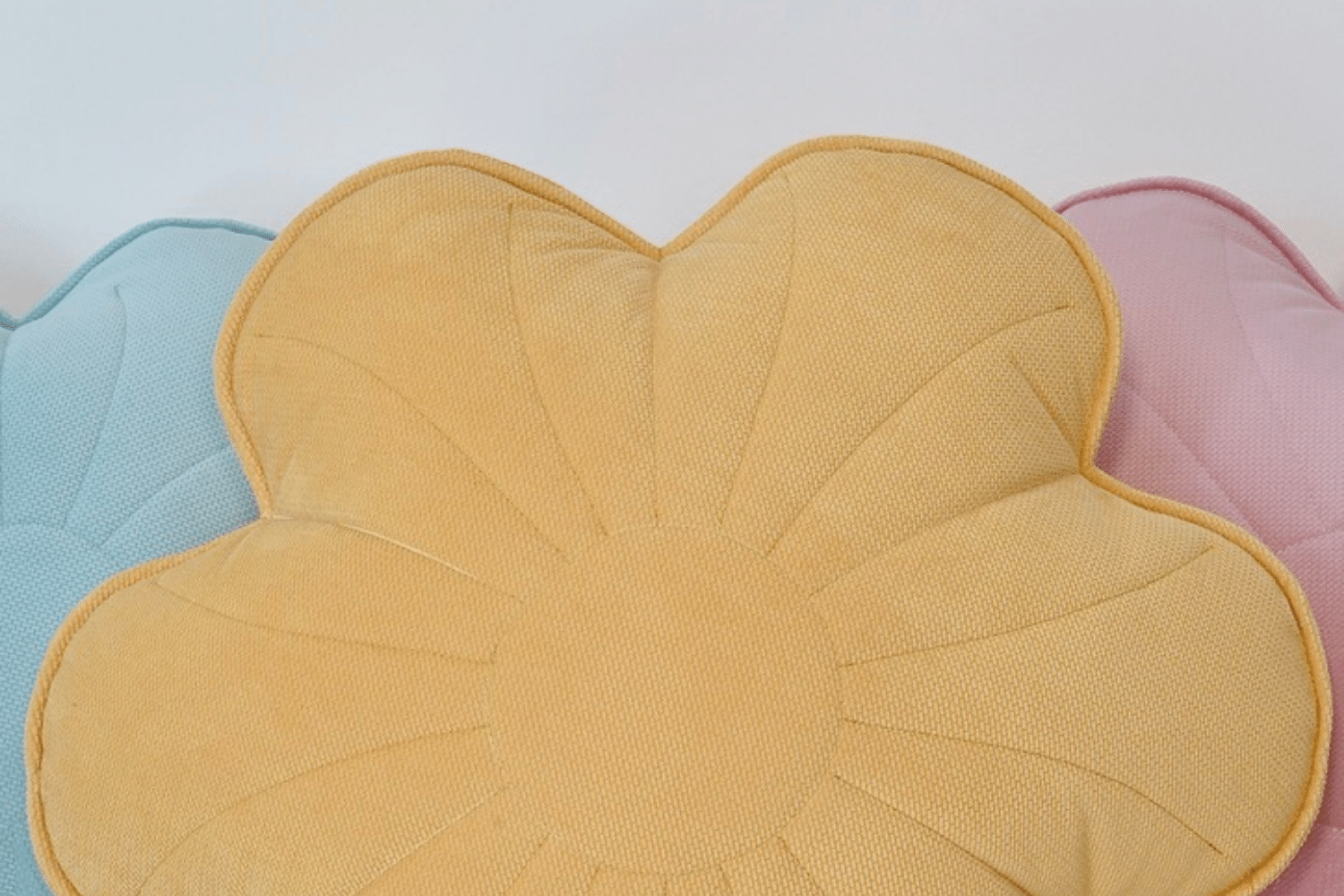 Coussin Fleur en Velours Miel