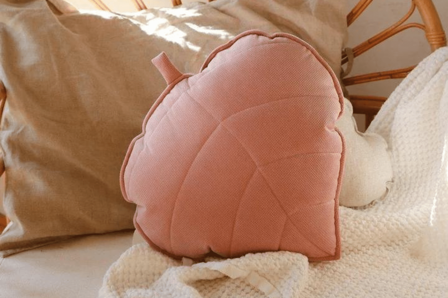 Coussin Feuille en Velours Rose Poudré