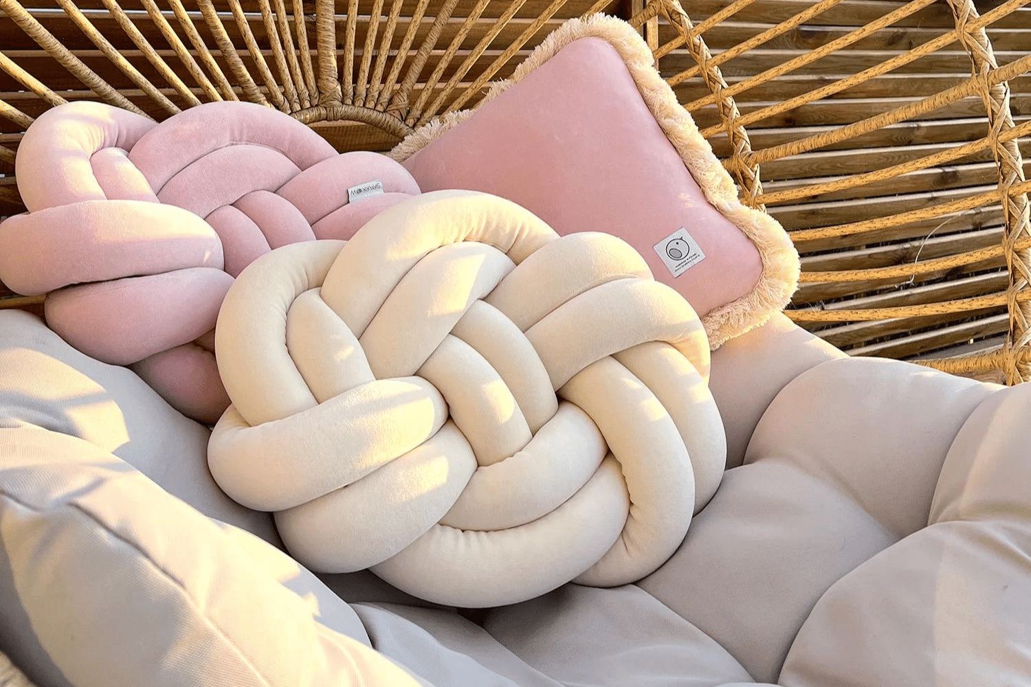 Almond Knot Ball L