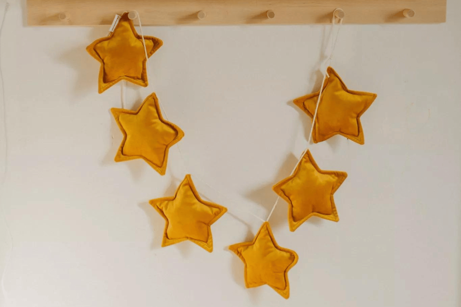 Guirnalda Estrellas de Terciopelo Dorado