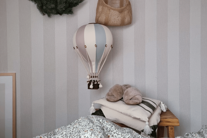 Balon na vroč zrak v rožnati, sivi in beli barvi - 3