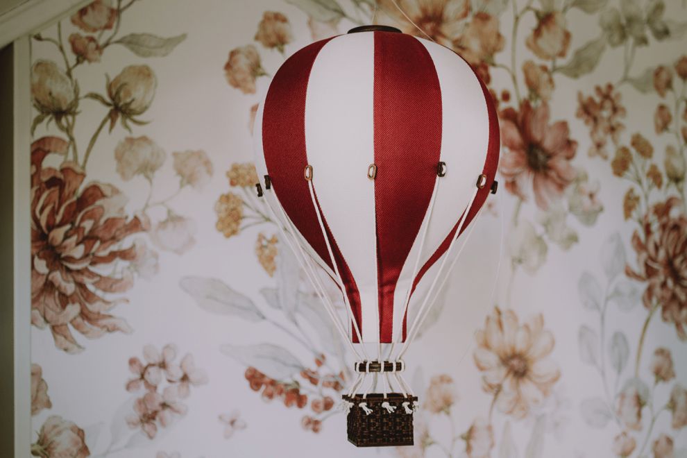 Balão de ar quente vermelho & branco