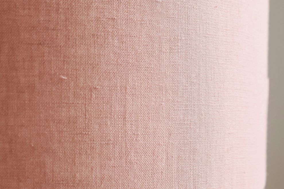 Lámpara pequeña de mesa de lino rosa