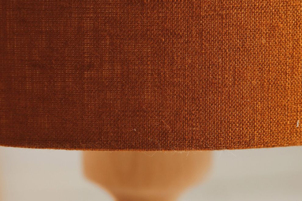 Lámpara pequeña de mesa de lino mostaza