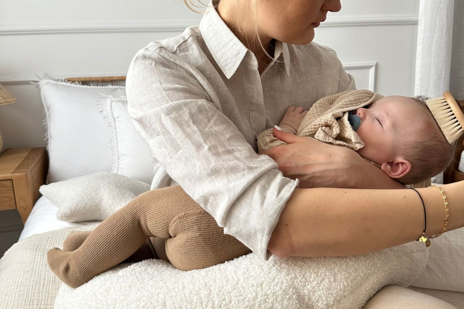 - Coussin d'Allaitement Croissant Bouclé - Chocolat - Marron (Mon Lit Cabane) - Image 3