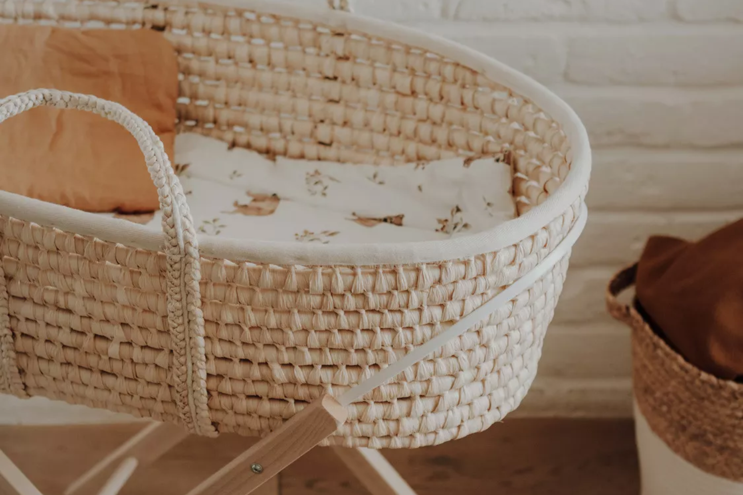 Moses Basket with Rocking Stand