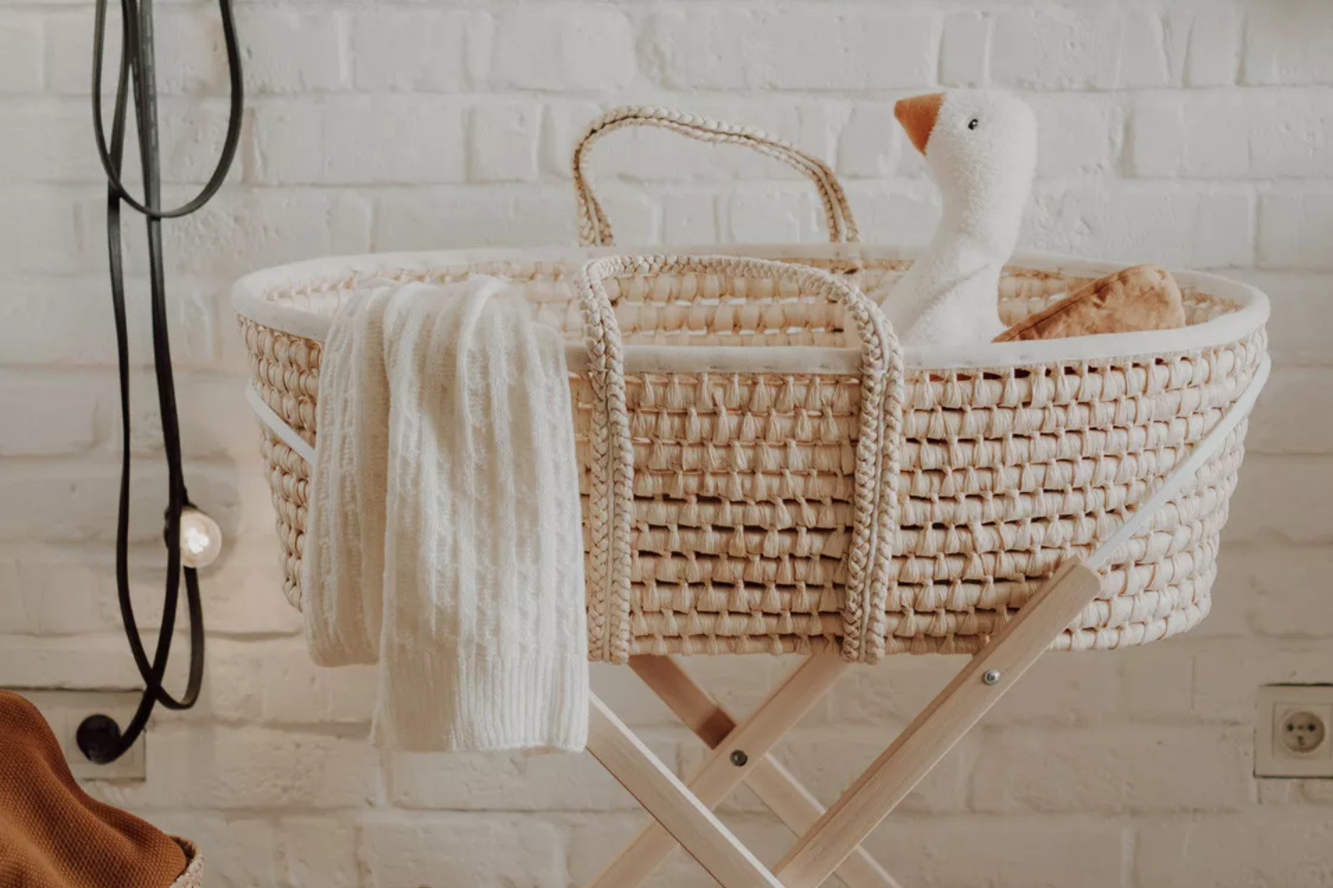 Moses Basket with Rocking Stand