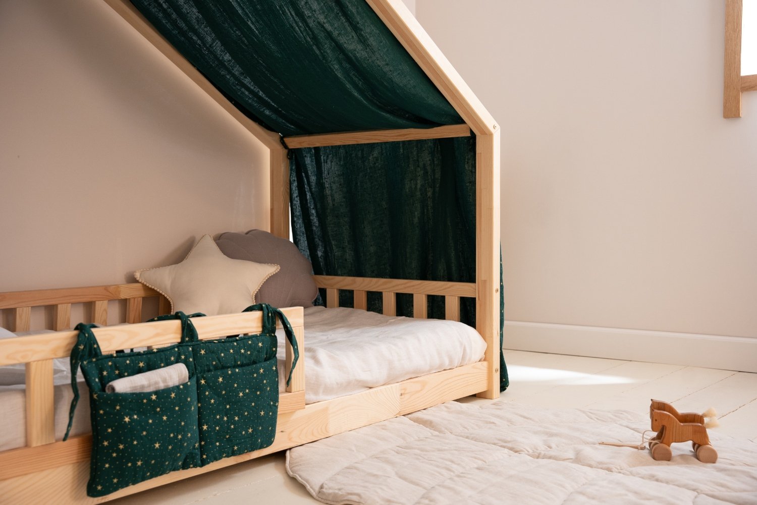 Tela Cama Casita Verde Oscuro Con Estrellas Doradas - Modelo DK