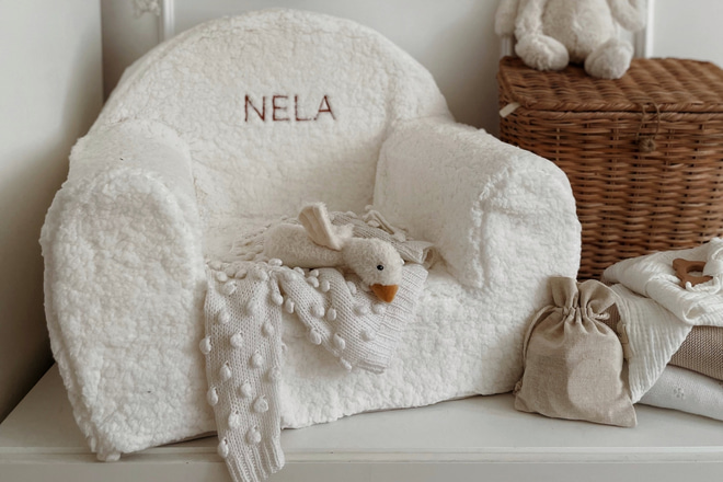 Balts Bouclé atpūtas krēsls - personalizējams vārds - 2