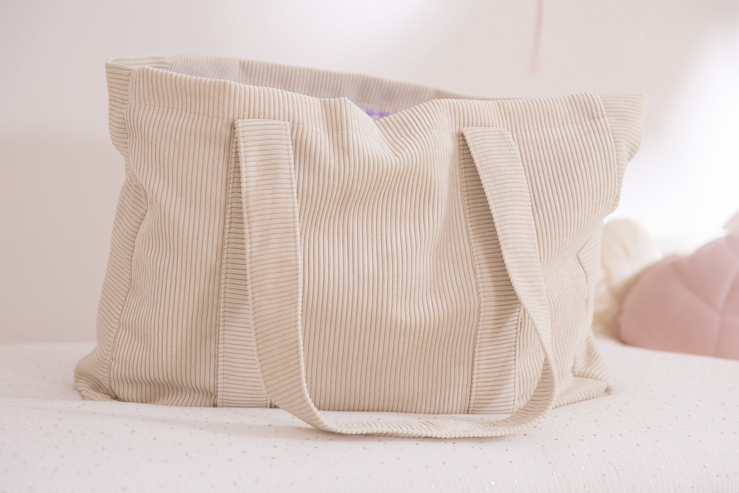 Bolso cambiador de terciopelo acanalado Crema