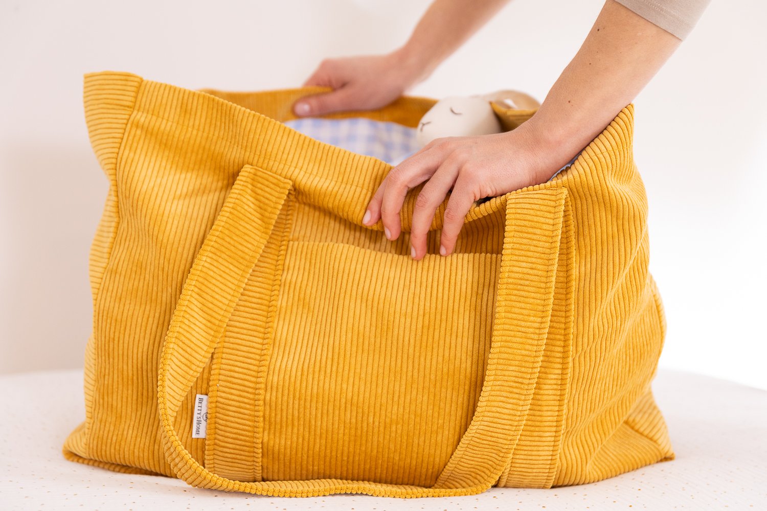 Bolso cambiador de terciopelo acanalado amarillo intenso