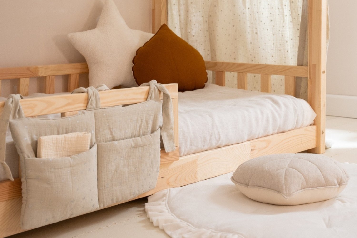 Tasca per letto - Beige con stelle argentate