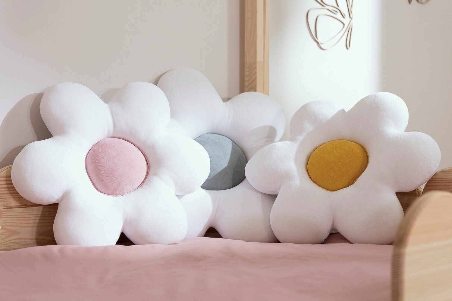 Velour Daisy Cushion - Powder Pink