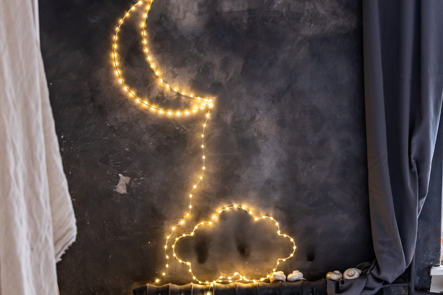 Metal Wire LED Light - Crescent Moon