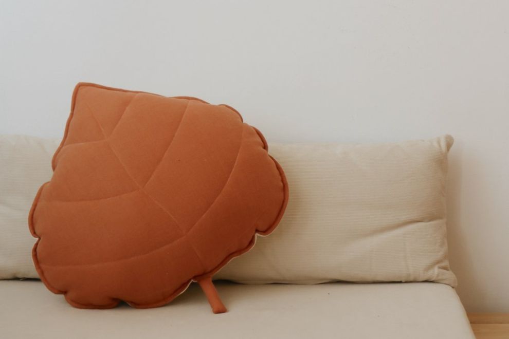 Cuscino foglia in lino color Caramello