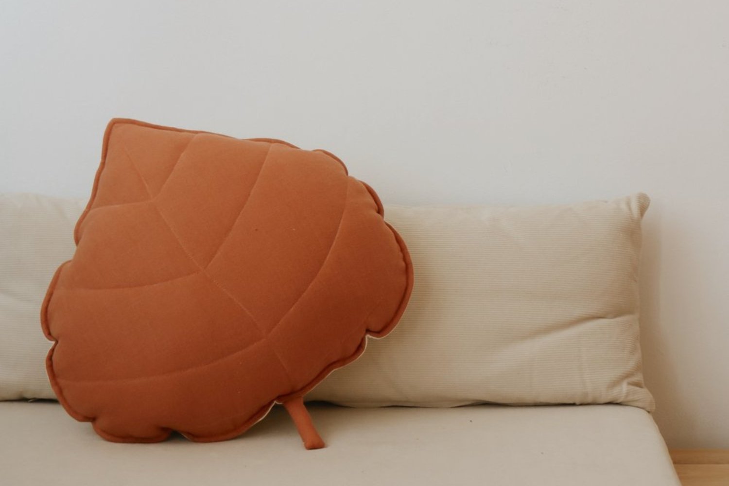 Coussin Feuille en Lin Papaye