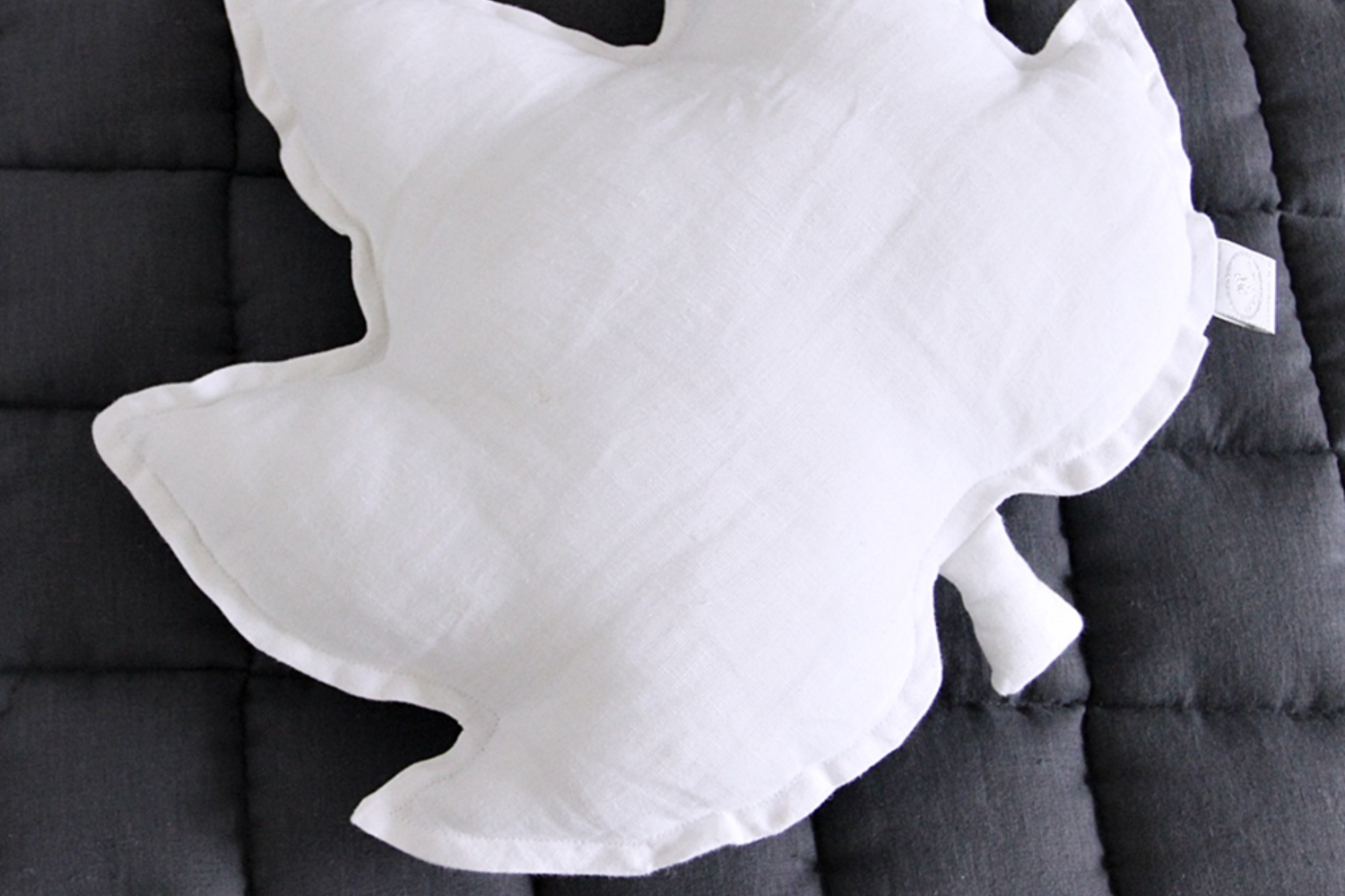 Coussin Feuille d’Érable en Lin Blanc