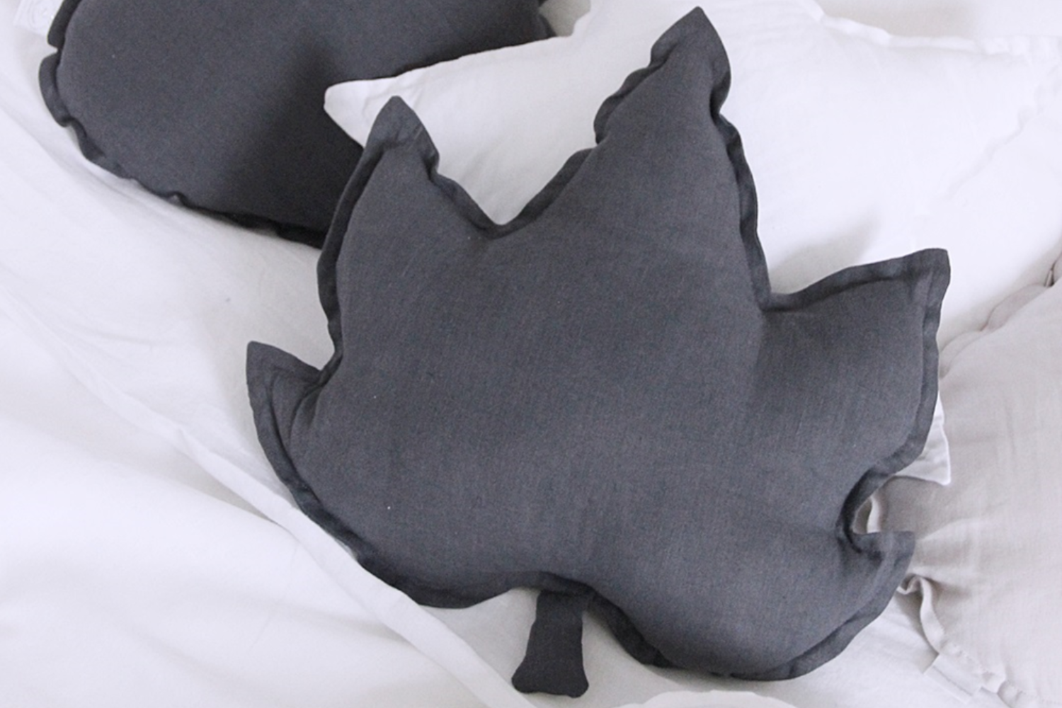 Coussin Feuille d’Érable en Lin Graphite