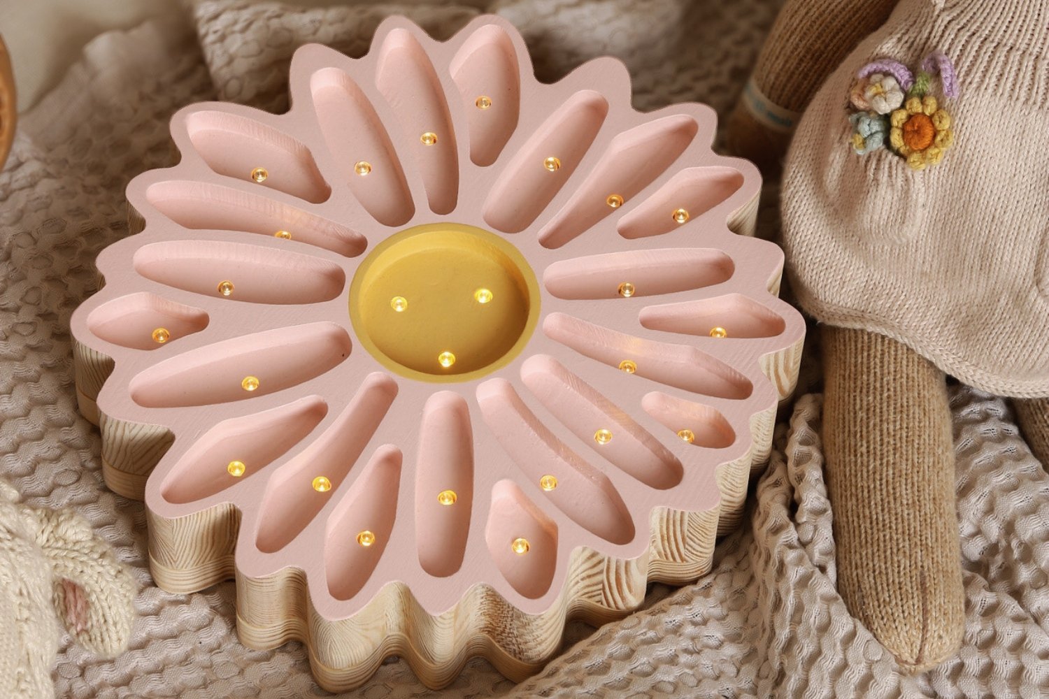 Little Lights Powder Pink Daisy Lamp