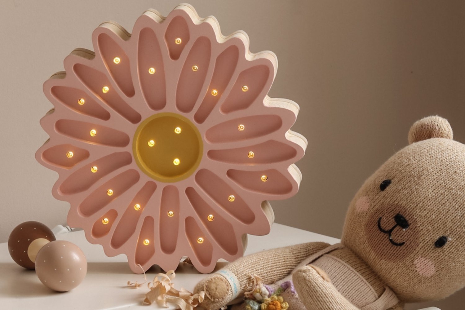 Little Lights Powder Pink Daisy Lamp