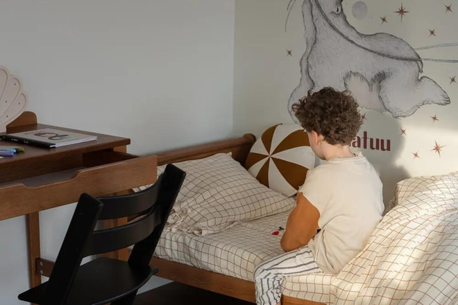 Dřevěný psací stůl 