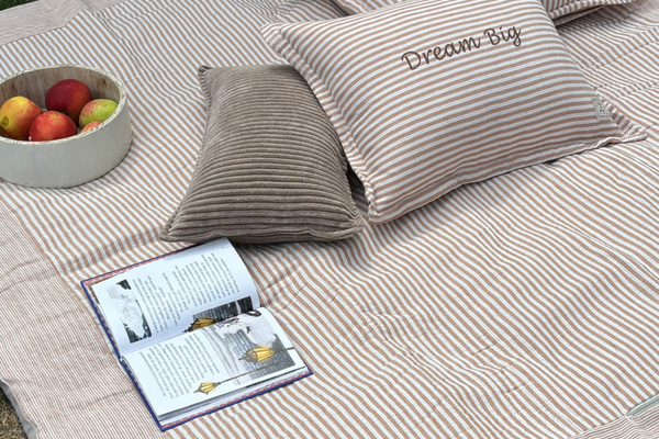 Coperta da picnic in mussola a righe beige