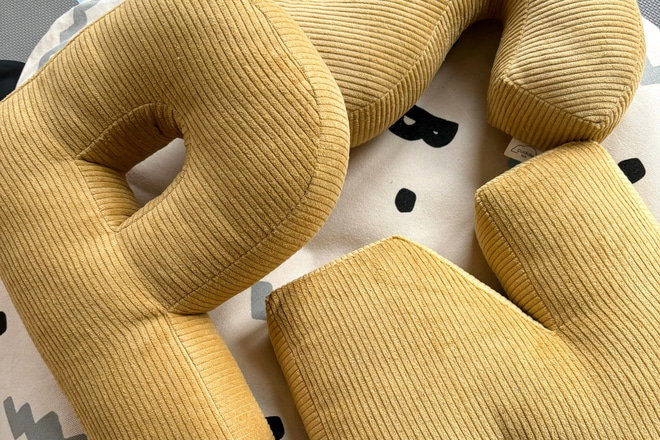 Възглавница с буква P – рипсено кадифе, цвят мед - 5