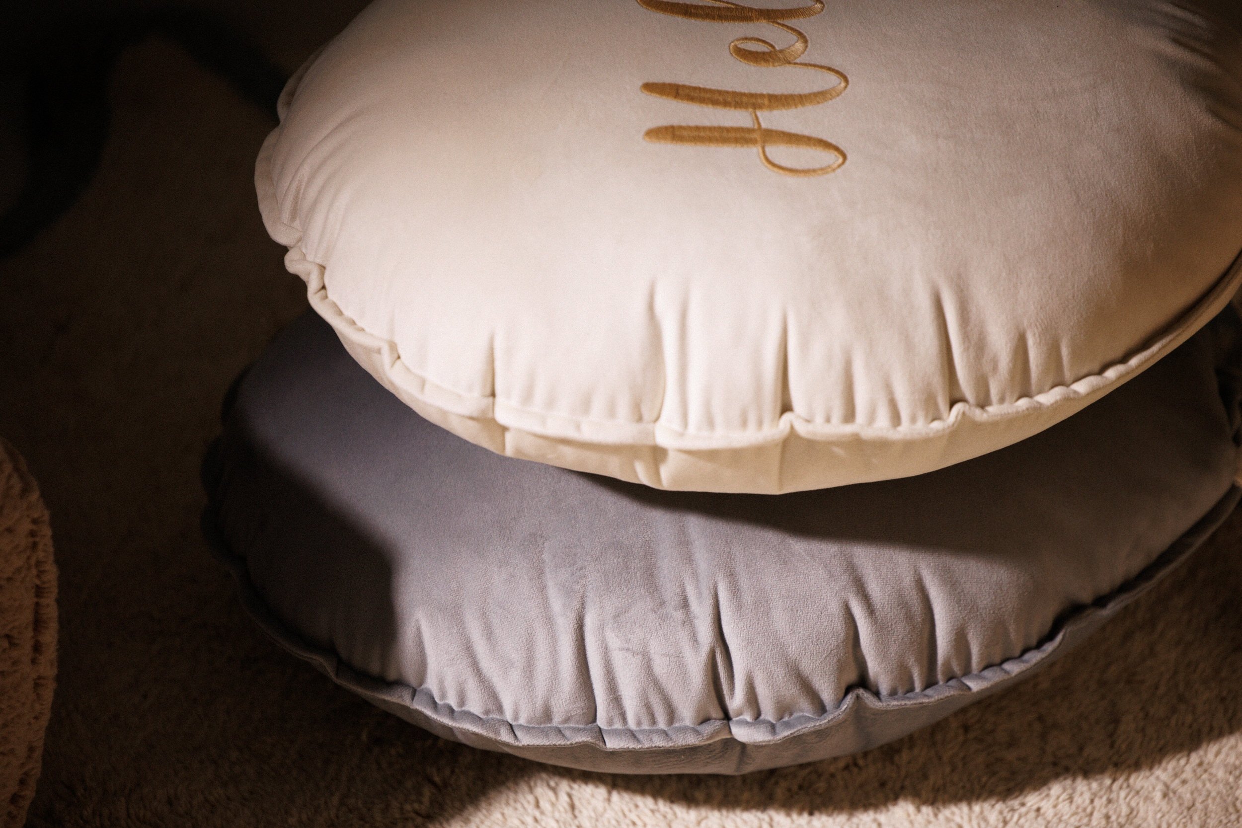 Decorative Balloon Cushion 'Hello' - Silver