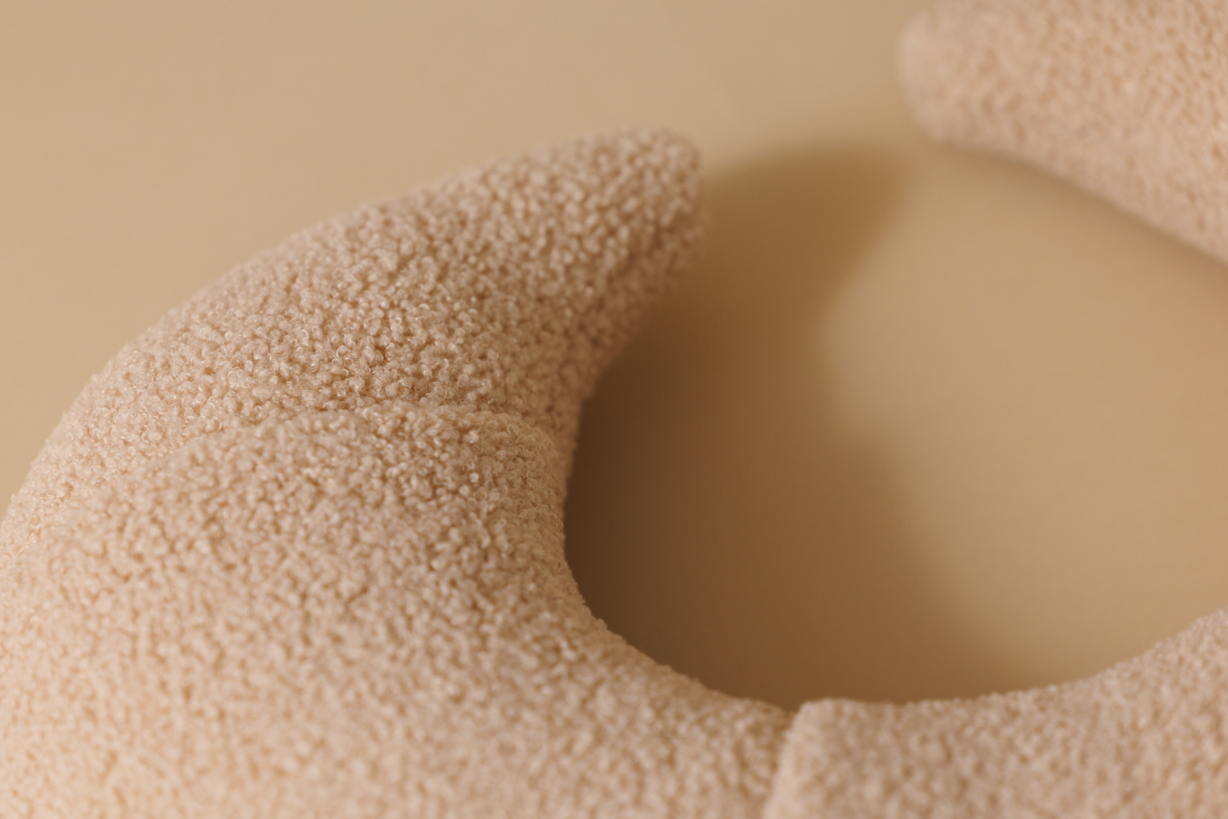 - Coussin d'Allaitement Croissant Bouclé - Chocolat - Marron (Mon Lit Cabane) - Image 6