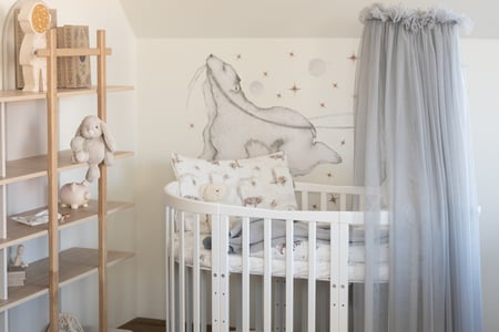 Grauer Tüll-Betthimmel für Babybett mit Rahmen